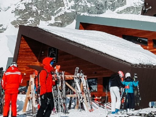 Ski Resort Hidden Snowflakes - free online Browser game